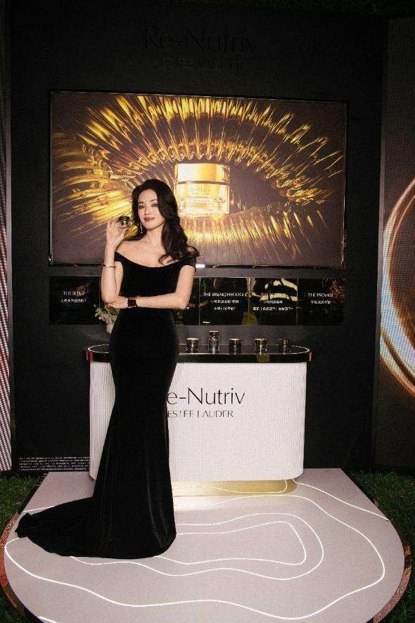 图注:知名演员、雅诗兰黛全球护肤代言人舒淇