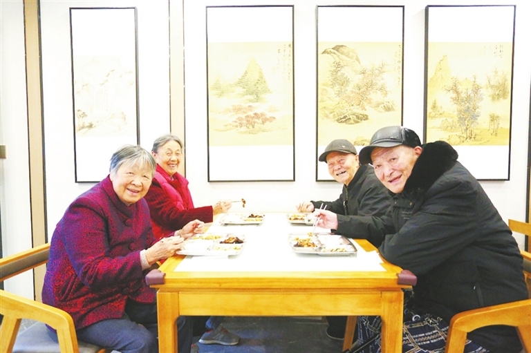 近日,人民路街道孙家垅社区老人们在幸福食堂就餐。(市民政局供图)