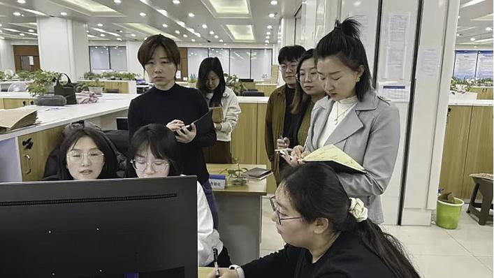 长春市规划和自然资源局行政审批办公室组织窗口工作人员业务培训，交流工作中遇到的难题，共同协商解决方案。 于吉 摄