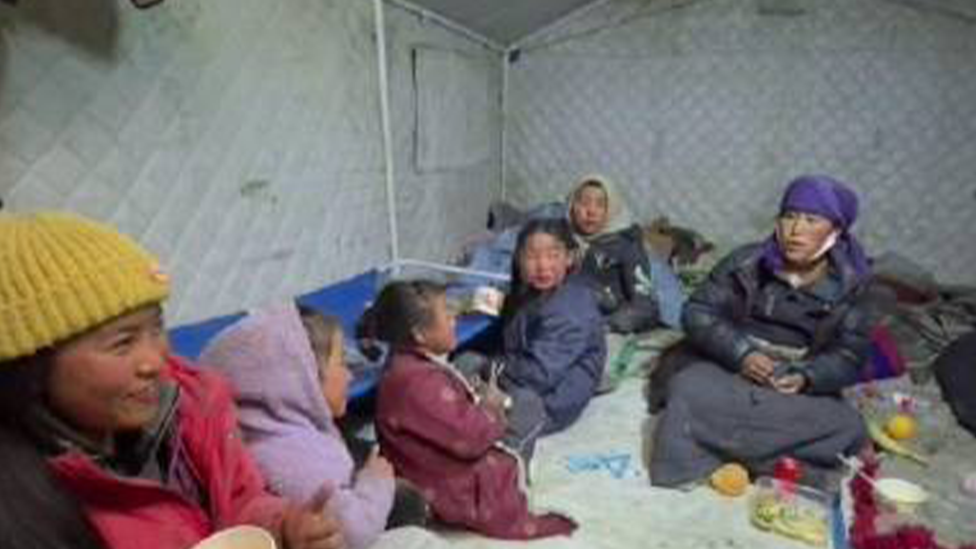 “金珠玛米亚古都”！震后第一夜，受灾群众吃上了子弟兵做的热乎饭