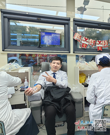 景德鎮市中心血站副站長周閩當天也挽袖獻血（市中心血站 供圖）