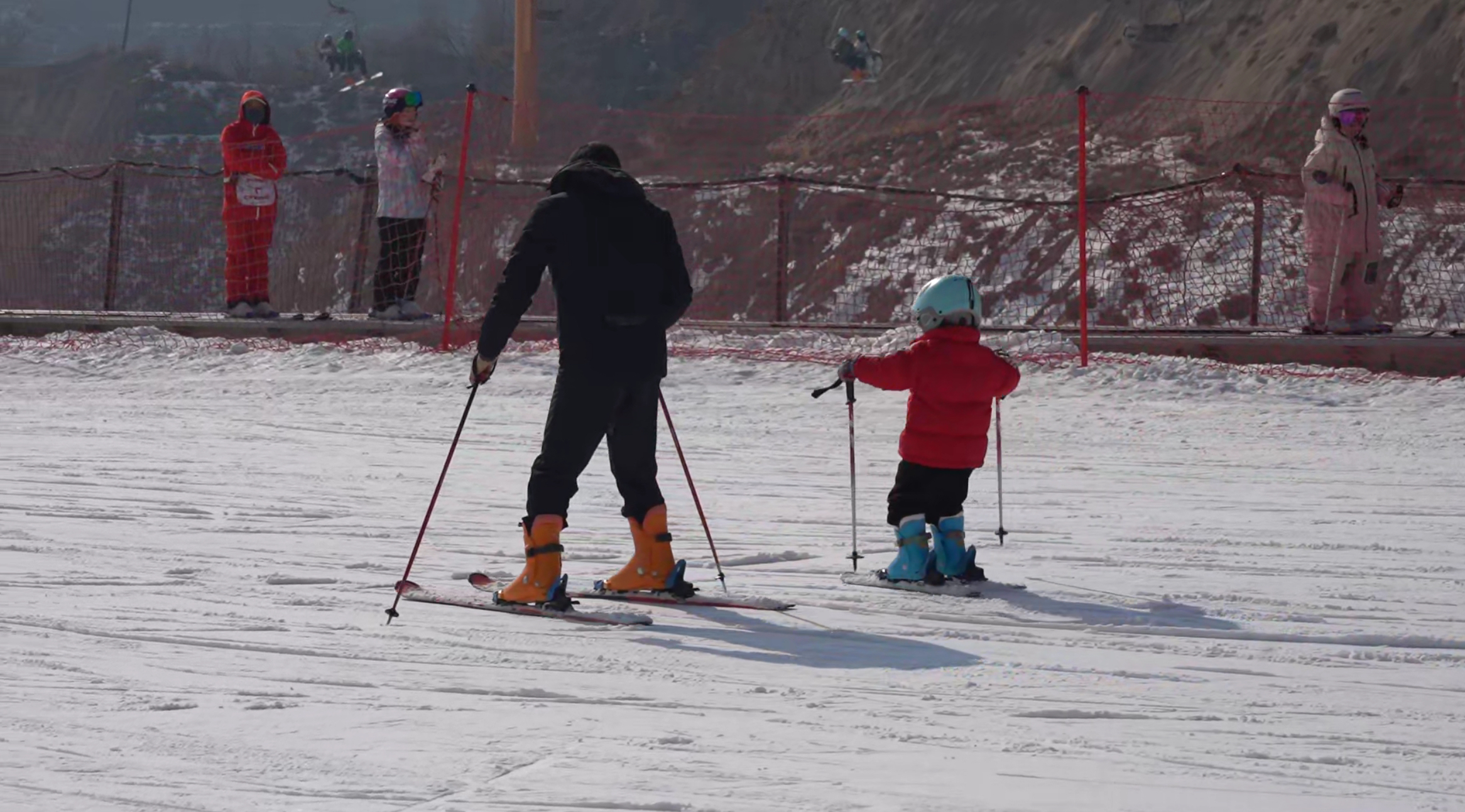滑雪场里的滑雪爱好者