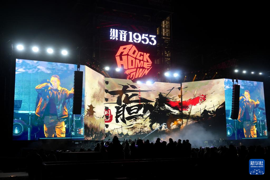 2024年12月31日,在石家庄市石钢工业遗址公园举行的跨年摇滚音乐节上,石家庄的倒海乐队在演唱《龙胆》。新华社发(梁子栋摄)