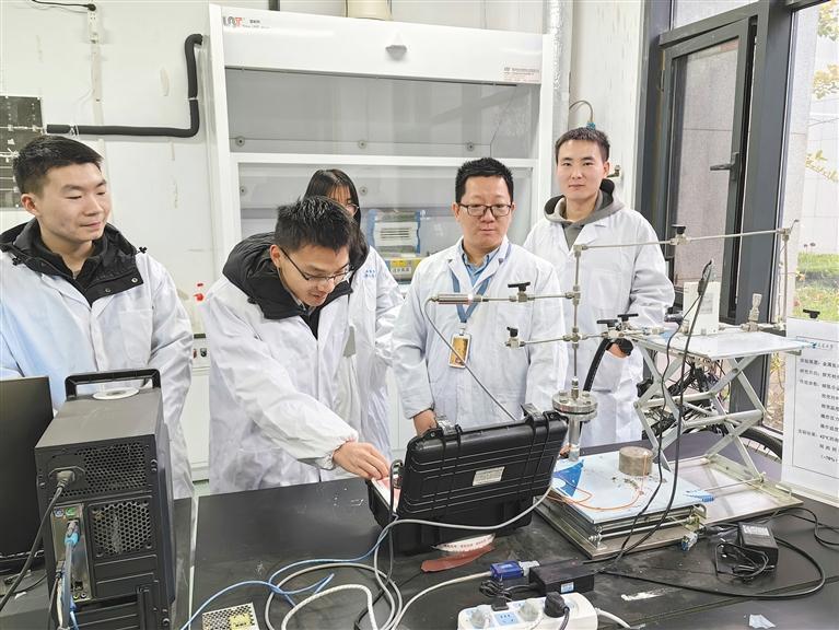 吴震团队在实验室进行小试研究(资料照片)。 受访者供图
