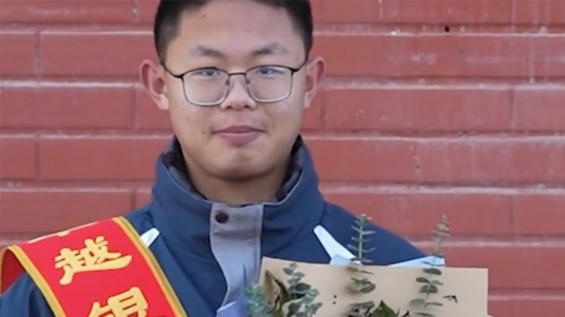 银川地震中背起同学往外冲的男生被嘉奖：9000元奖学金、获赴德国公派留学名额等