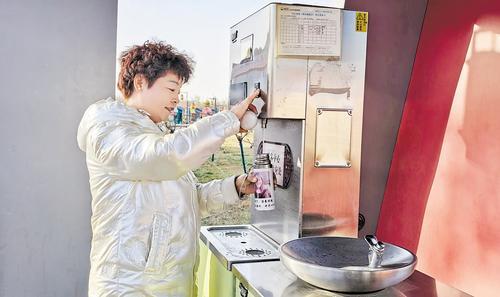 近日，游客在石家庄正定南关古镇直饮水亭取水。胡洪月摄