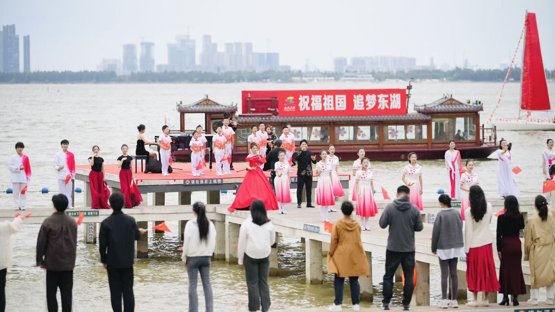 市民游客齐聚凌波门，手挥国旗歌唱祖国。 何晓刚摄