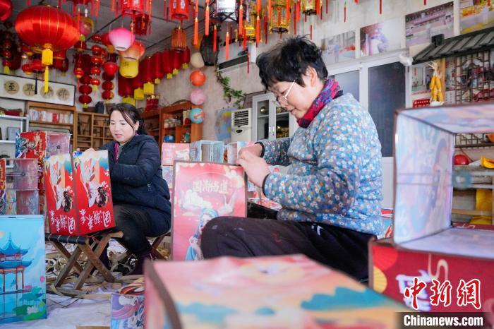 图为1月9日，村民赶制“国潮风”灯笼。王朋 摄