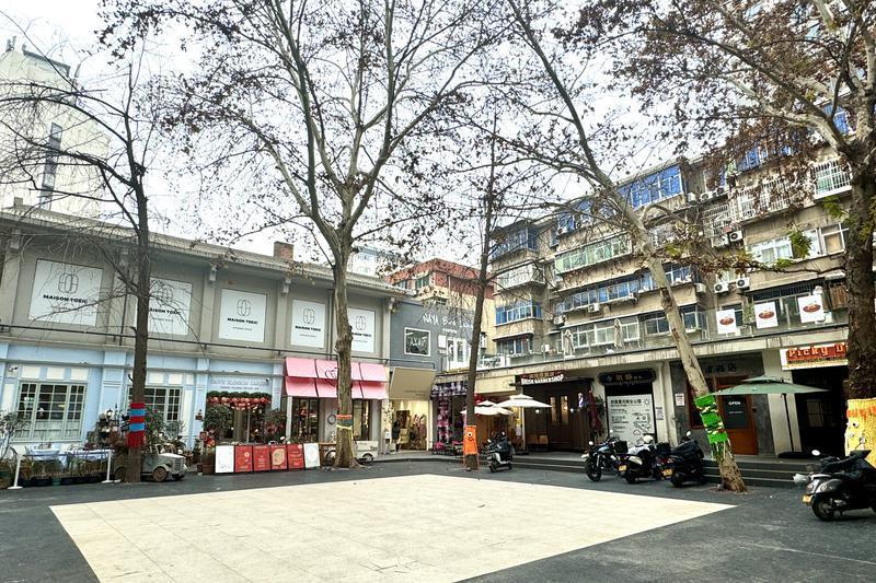 翠华北路社区RUYUN社区公园内引入特色小吃、咖啡餐轻食、时尚买手等店铺，成为附近居民和年轻人的好去处。