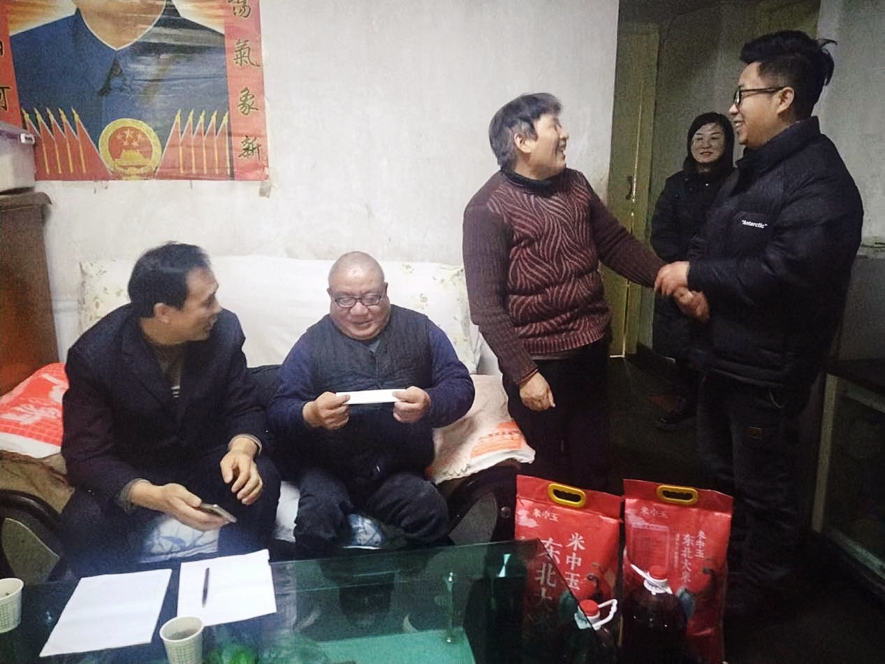 华亭敲门问需听民声　访民问暖解民忧