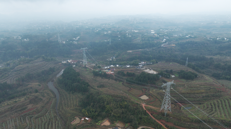 1月8日,哈密—重庆±800千伏特高压直流输电线路工程(重庆段)全线贯通。