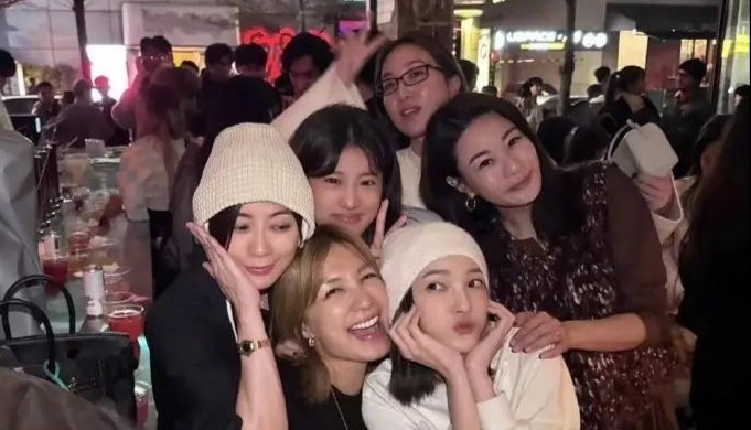 贾静雯带女儿梧桐妹外出小酌！与杨祐宁老婆等好友聚会封面图