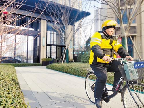 2024年12月25日,在银泰公园里小区,董海云正骑着骑手专用自行车送外卖。 本报记者 王璐丹摄
