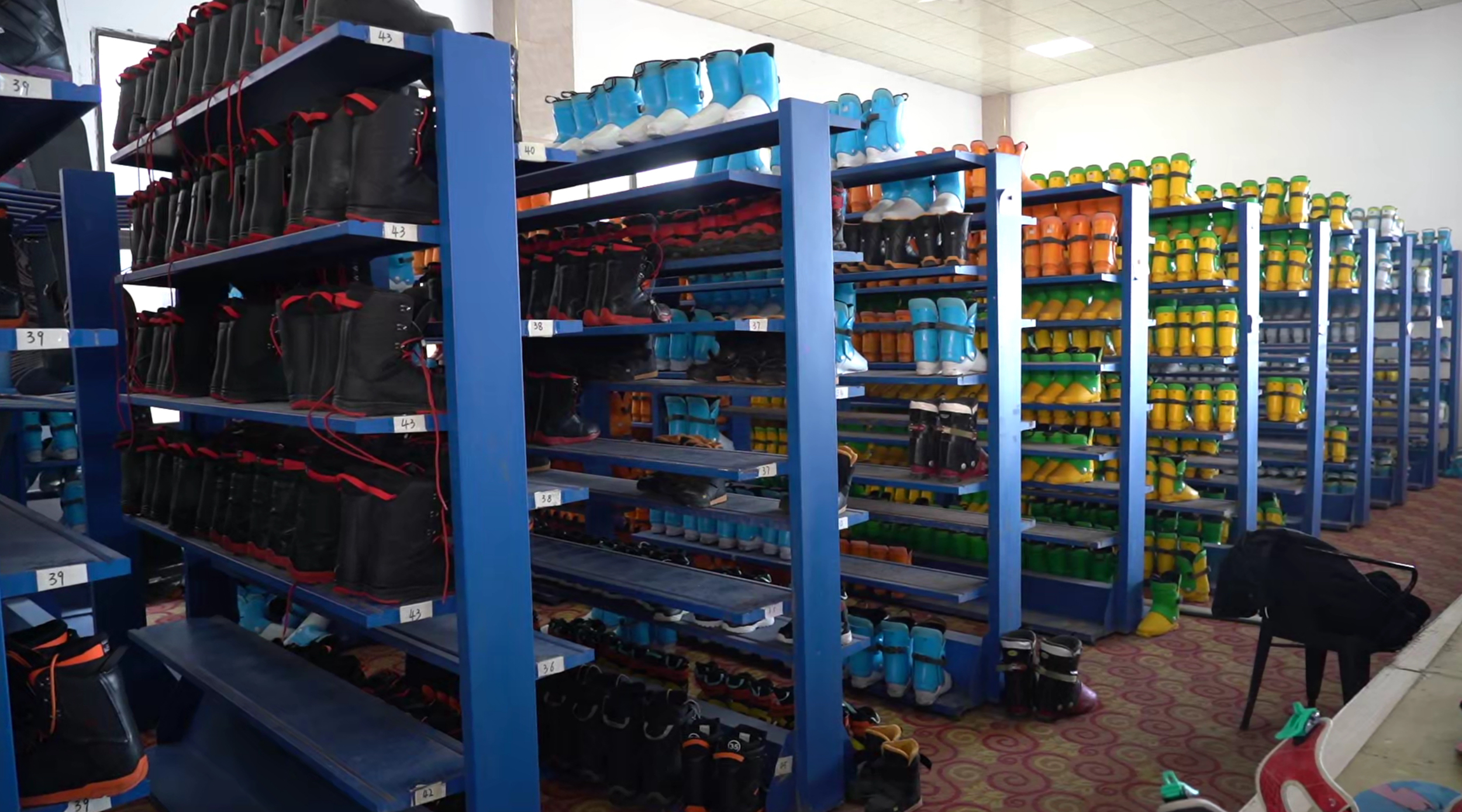 滑雪场里提供租赁服务