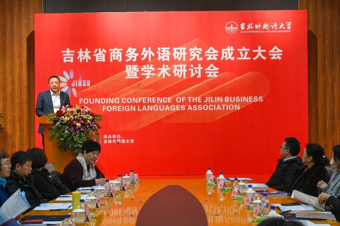 吴志伟局长宣读文件