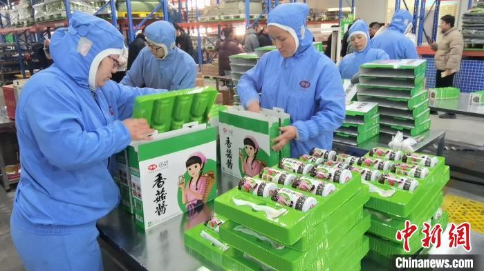 2024年12月30日，河南西峡县一香菇食品厂内。　中新社记者 刘亮 摄