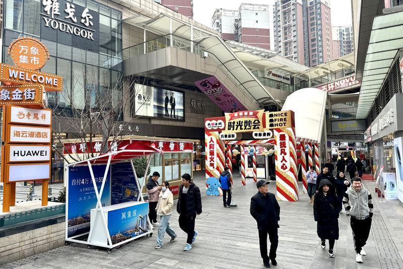 万象金街内各种美食小吃服饰商铺云集，成为周边市民休闲消费的好去处。