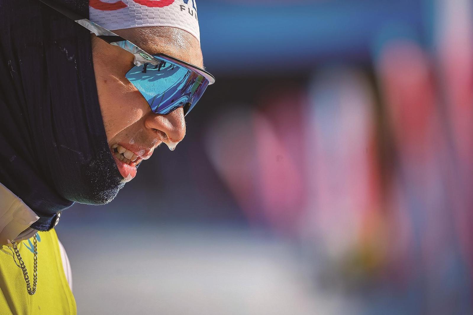 奋力拼搏的参赛选手。