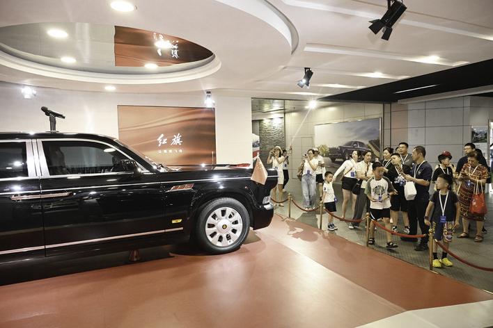 游客参观红旗文化展馆。 张扬 摄