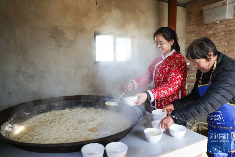 1月5日,“唐Q大队”助农工作室主播在庆阳市合水县西华池镇唐旗村一家豆腐作坊将刚出锅的豆花盛到碗里。