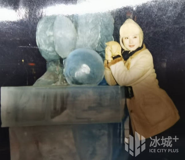 李赛凤参观冰灯展。