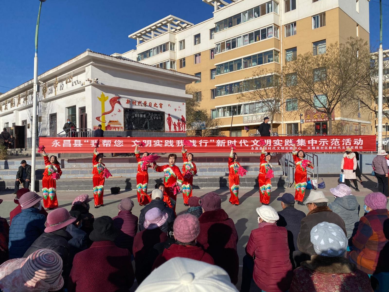 天锦苑社区“草根宣讲团”成员演唱《党的二十届三中全会指方向》