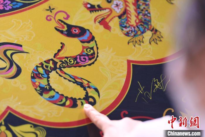 1月10日，在甘肃省敦煌市敦煌博物馆内，游客挑选“蛇”元素文创产品。随着农历乙巳蛇年临近，敦煌博物馆内具有敦煌文化的“蛇”元素文创产品渐热。中新社记者　李亚龙　摄