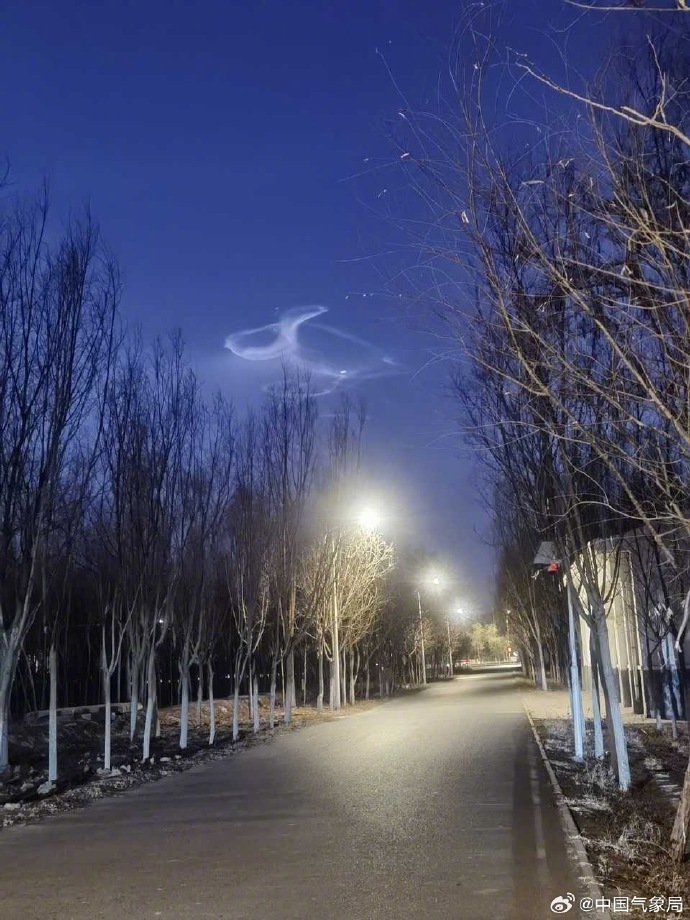 宁夏多地或出现蛇形云