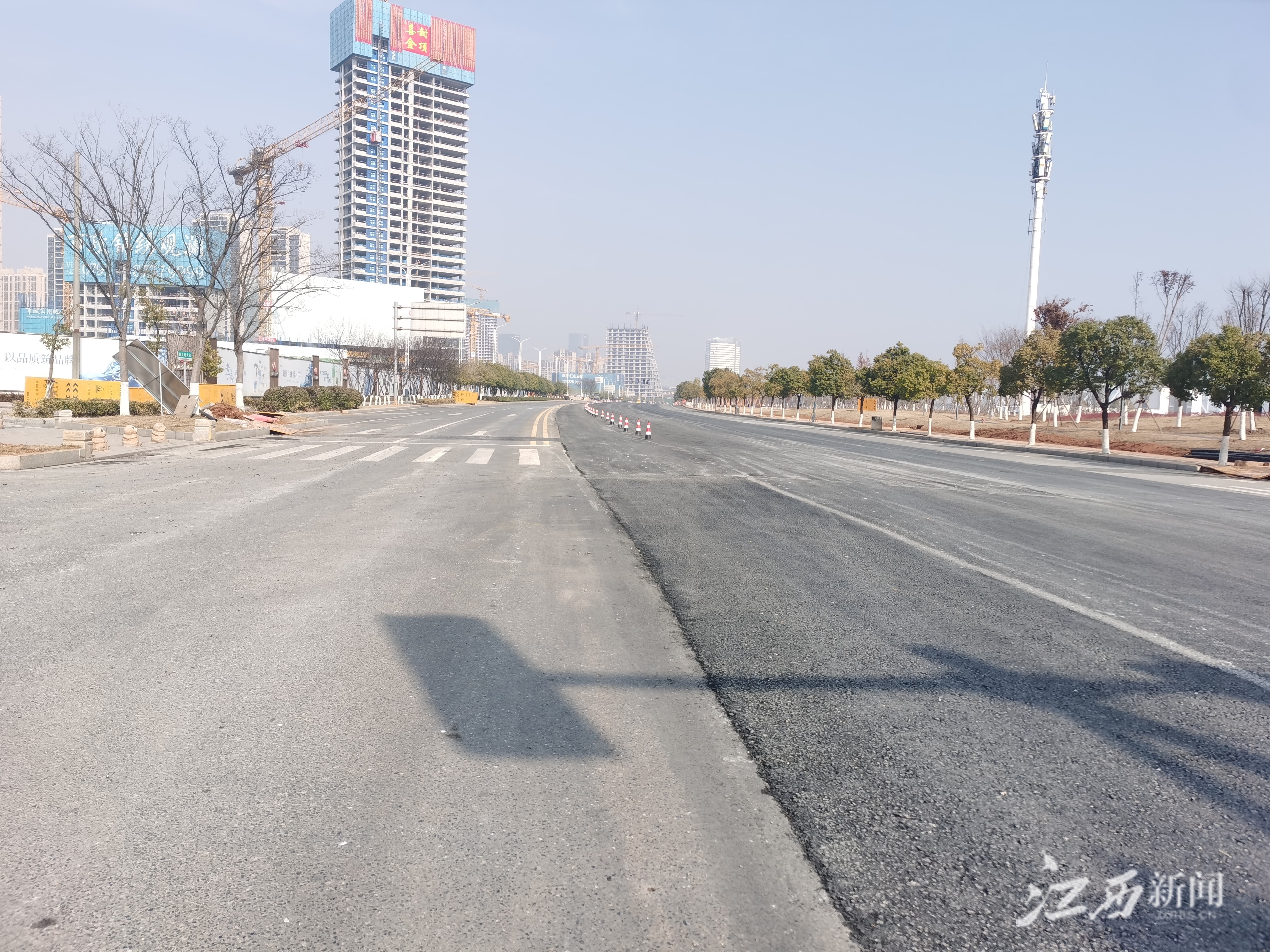 ▲实拍赣江南大道路面提升改造工程现场（图 | 李淑芳）