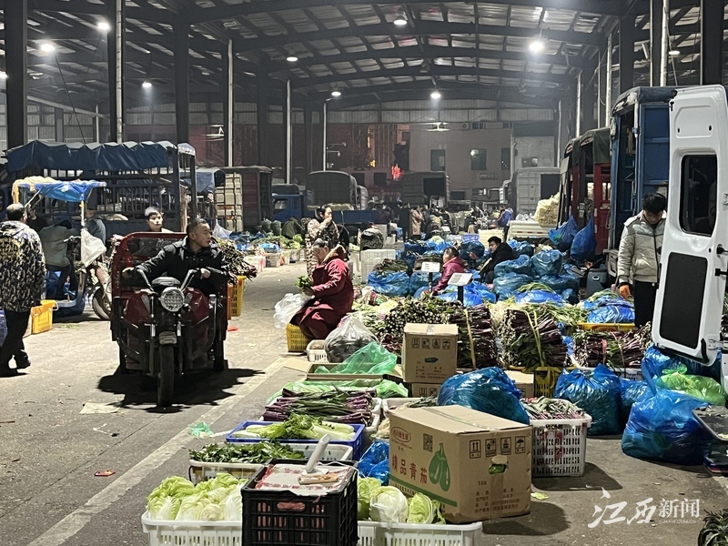 ▲繁忙的交易市场一角。摄影|江西日报全媒体记者洪怀峰