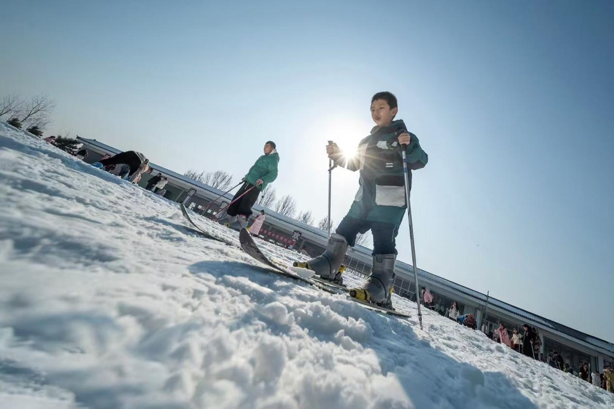 浮来青滑雪场上，小游客们尽享冰雪乐趣。陈光金 摄