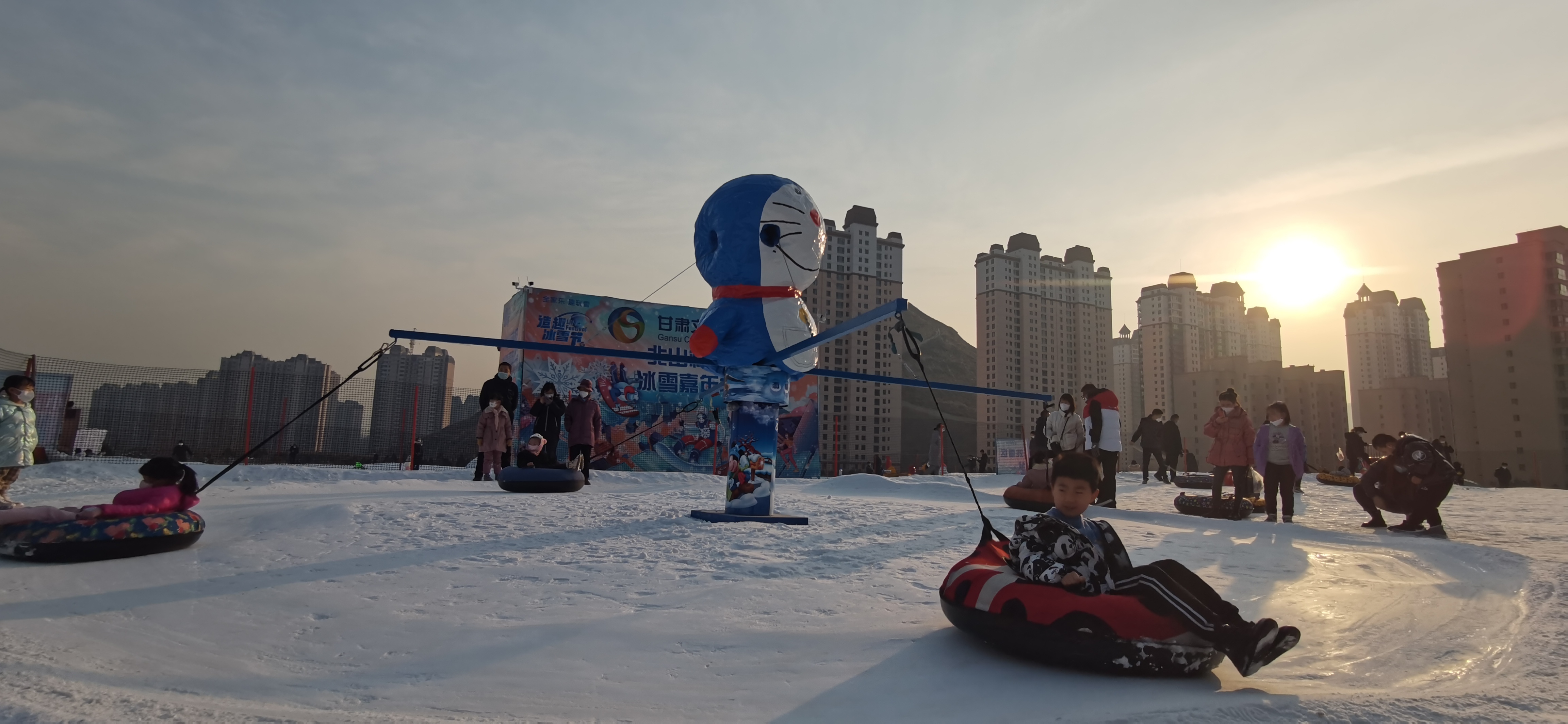 孩子们在冰雪嘉年华畅玩