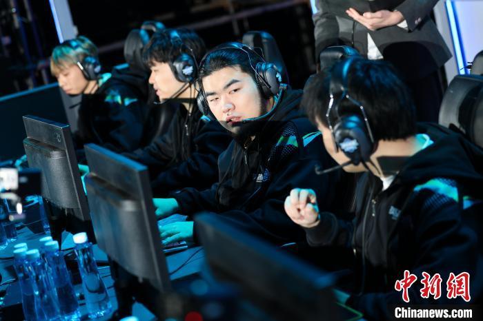 图为DYG战队正在赛前沟通。中新社记者 刘思伟 摄