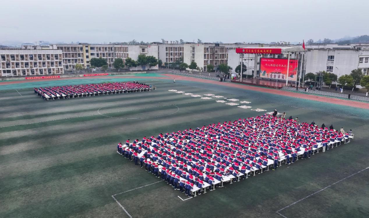 “非遗贺新春•年画进万家”千人共绘梁平木版年画活动。熊伟 摄