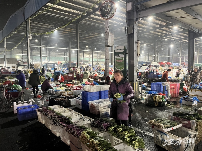 ▲凌晨3点,南昌海吉星内一片繁忙景象。摄影|江西日报全媒体记者洪怀峰