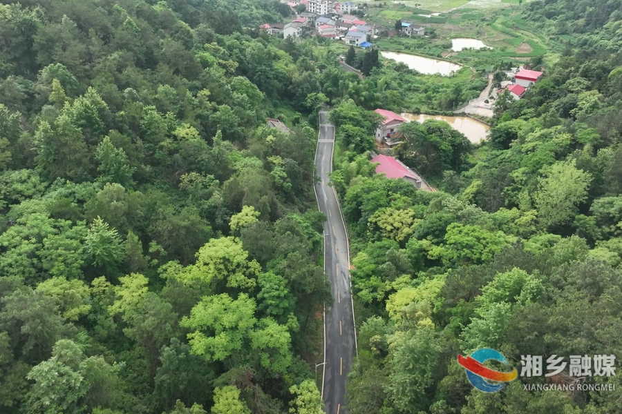 天门山旅游公路。