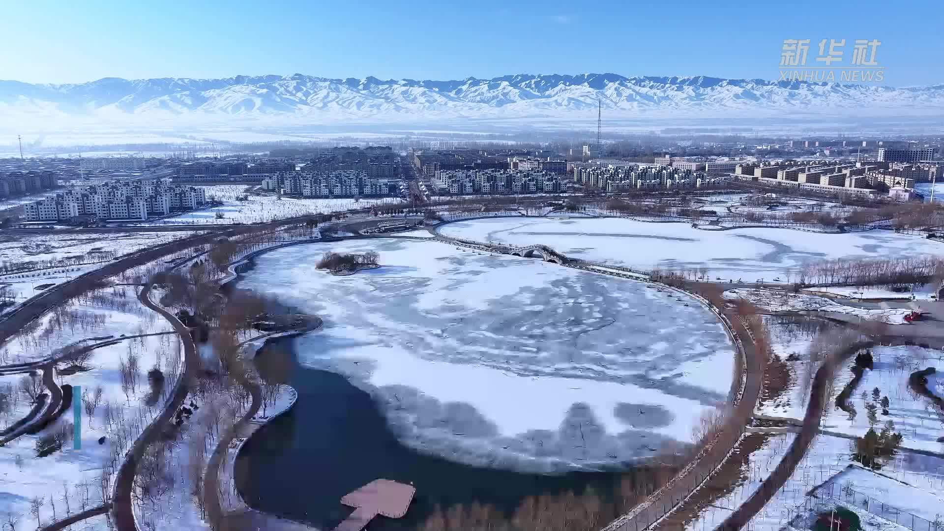 新疆巩留县：湖面树状冰花美如画