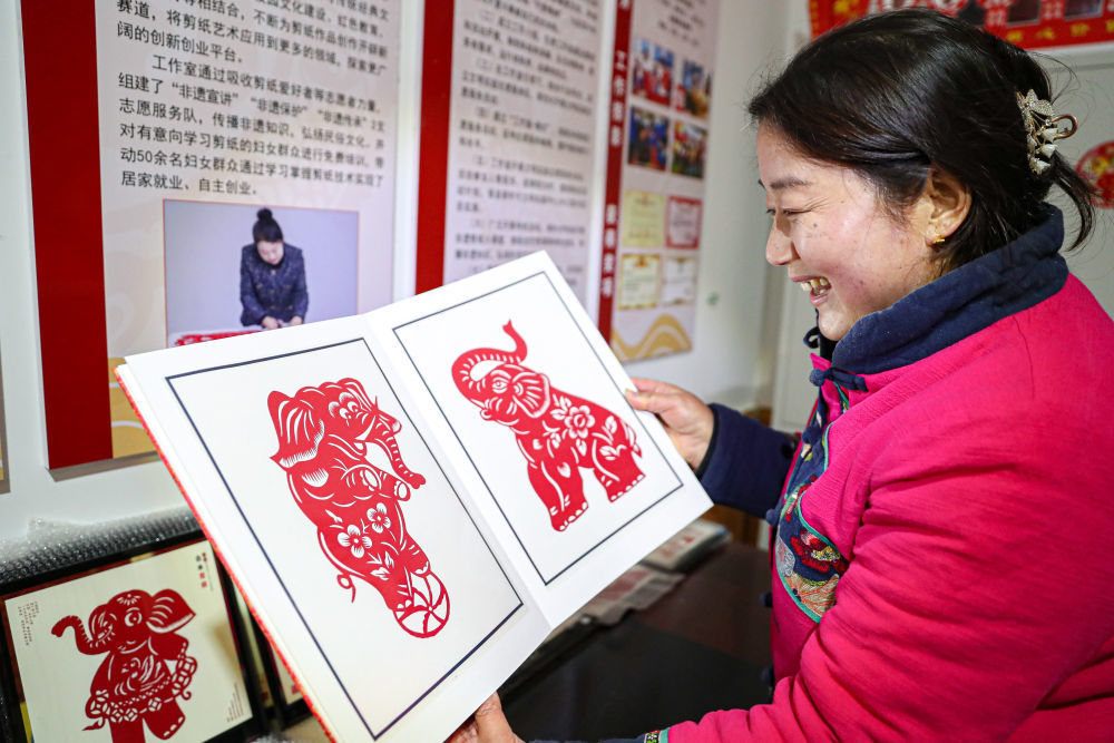 1月4日，在庆阳市合水县西华池镇唐旗村，张雪峰展示黄河古象主题剪纸作品。新华社记者　郎兵兵　摄