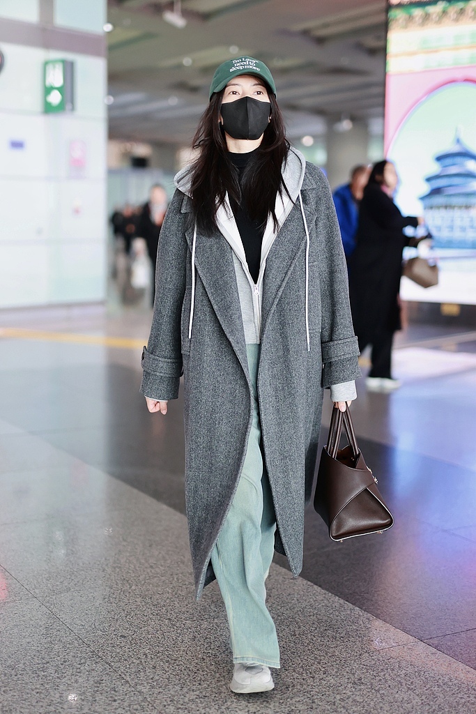 高圆圆简约灰色大衣 低调优雅引领时尚风潮