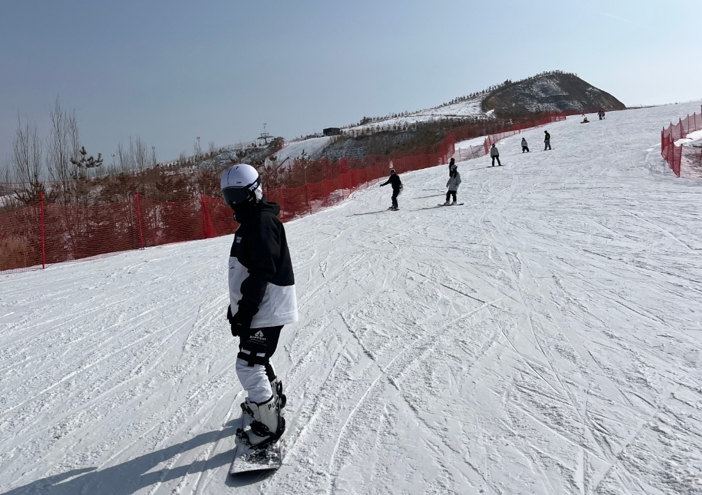 游客在龙山滑雪场滑雪