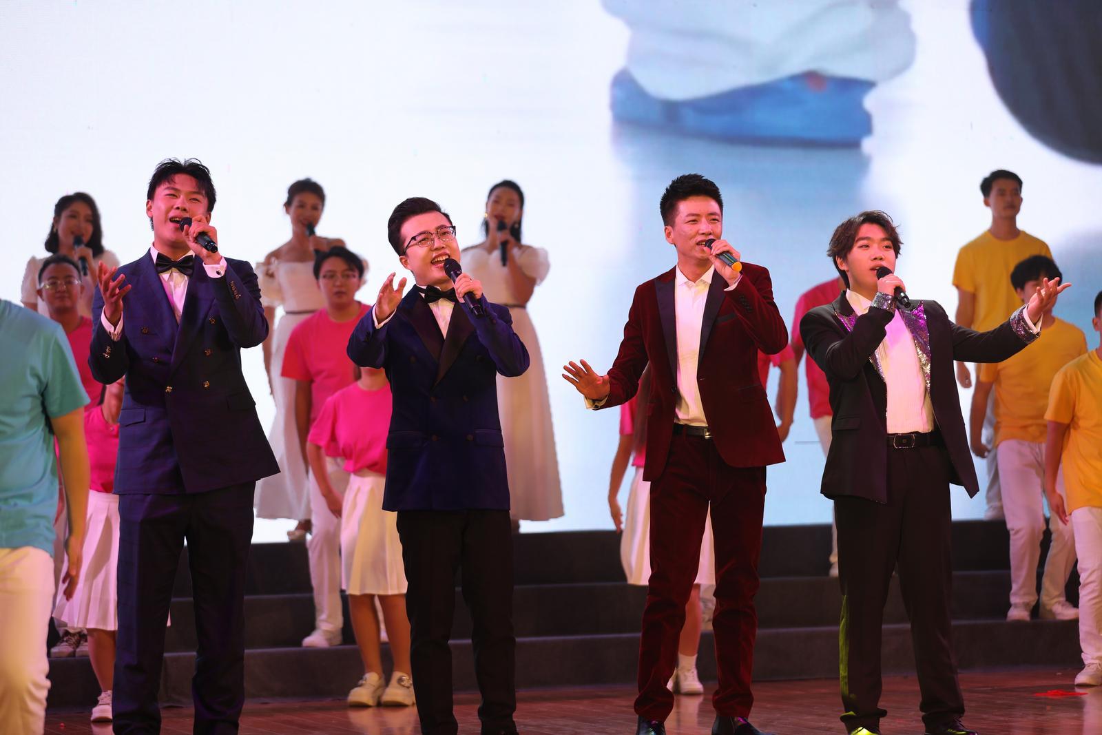 文艺志愿者激情演唱歌曲《路》