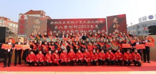 每两年为新员工配发股份、配车、配房