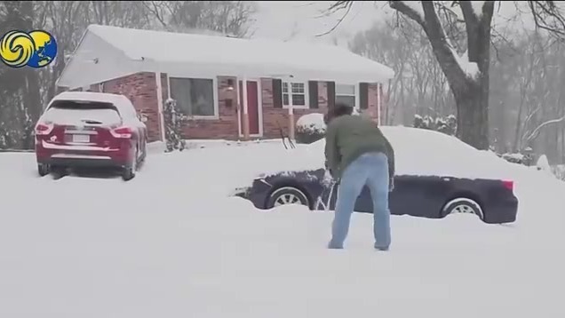 凤凰卫视直击|冬季风暴吹袭美国多地，道路被积雪阻断