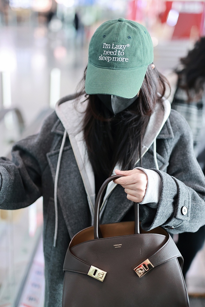 高圆圆简约灰色大衣 低调优雅引领时尚风潮