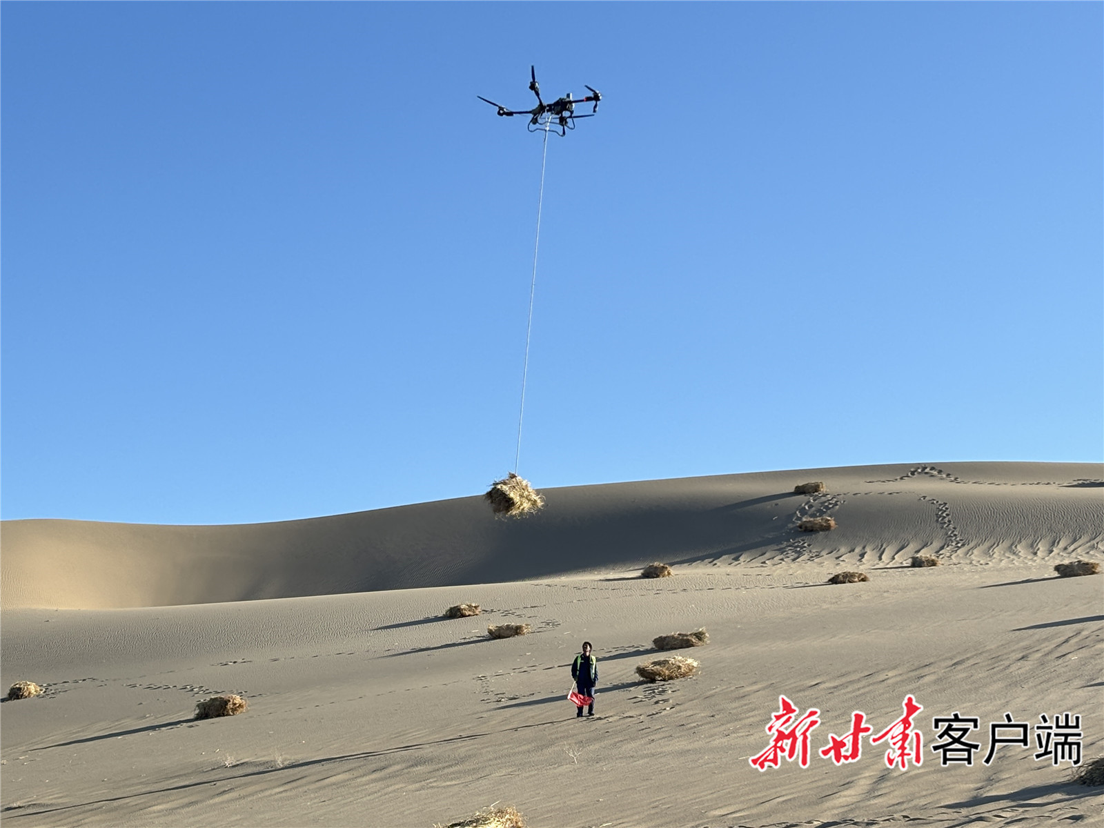 无人机运输稻草