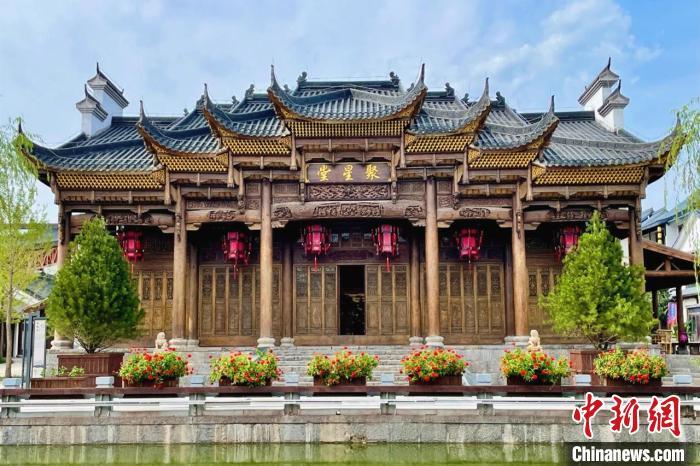 2022年7月，冯全鹏一家修复的一栋古建筑。(受访者 供图)