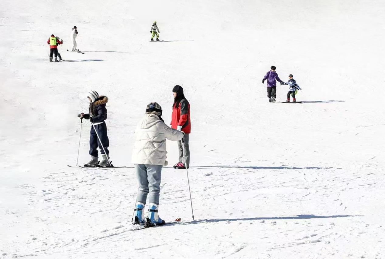 沁园春风景区内，游客们在滑雪场内尽情驰骋。郭宝安 摄