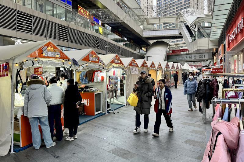 市民在万象金街内休闲购物。