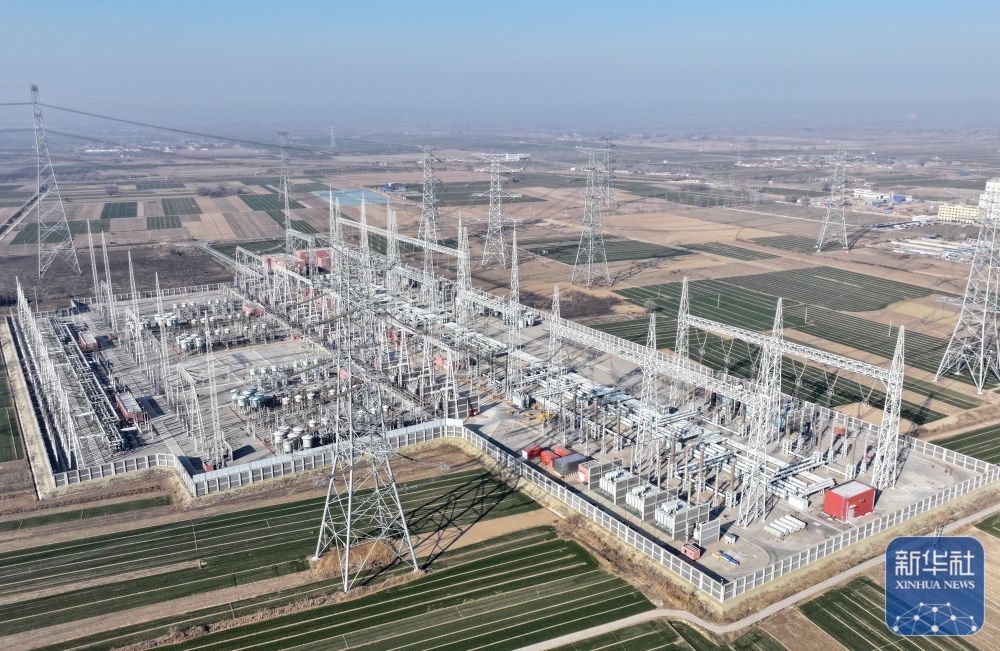 ↑1月3日拍摄的邢台1000千伏特高压变电站（无人机照片）。