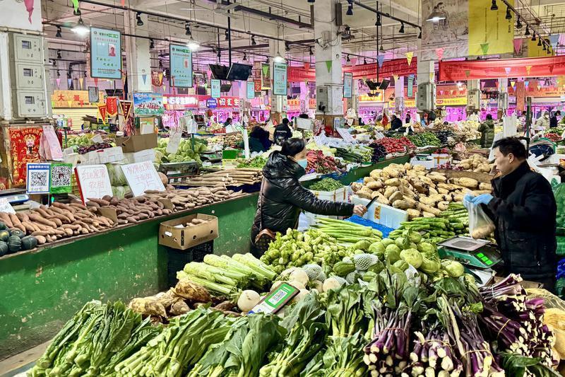 在老菜场市井文化创意街区内的建国门综合市场，蔬菜水果各类食品琳琅满目。